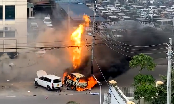 Protestors burn vehicles in Mombasa.